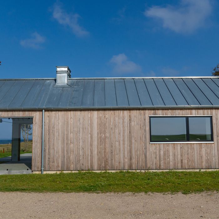 fisher-coating-imbue-flatsawn-cladding-sommerhus-sydjylland-house-2